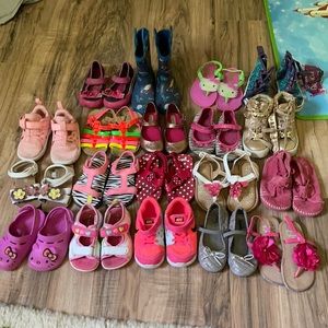 Toddler size 6-7 shoes 19 pairs